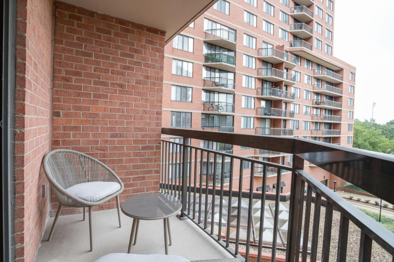 Modern & Charming Apt With Rooftop @Pentagon City Арлингтон Экстерьер фото