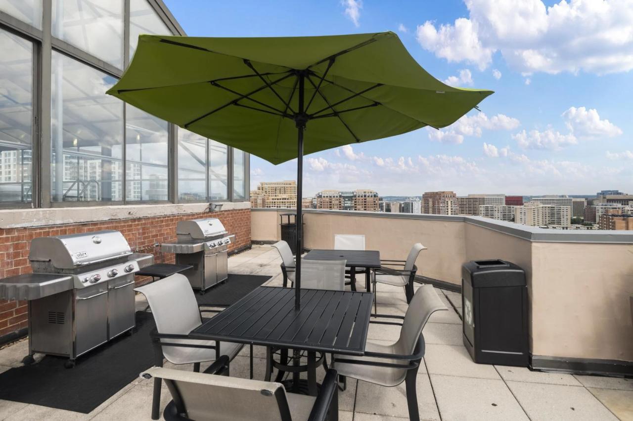 Modern & Charming Apt With Rooftop @Pentagon City Арлингтон Экстерьер фото